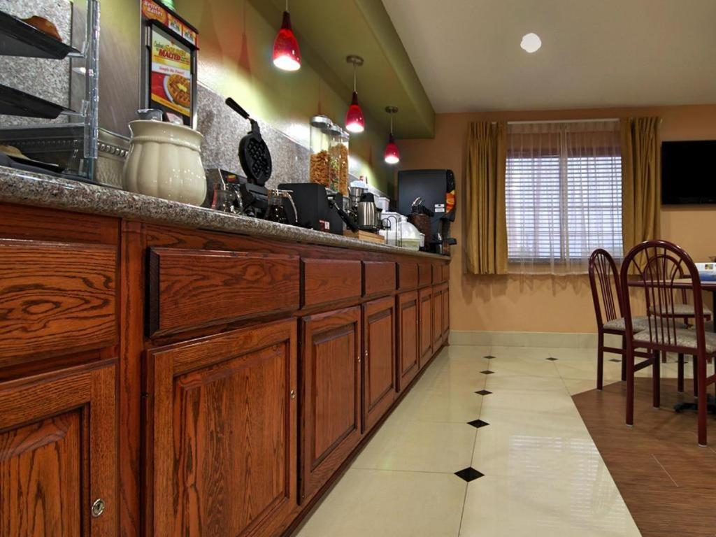 Americas Best Value Inn Sinton Екстериор снимка