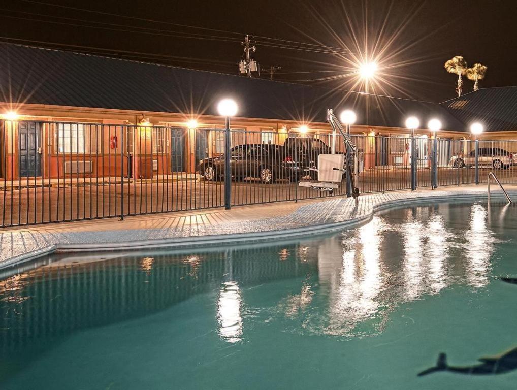 Americas Best Value Inn Sinton Екстериор снимка